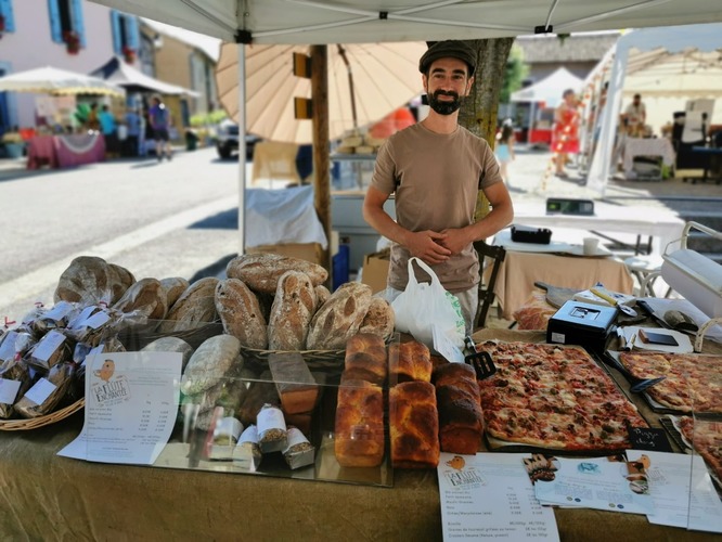 Julien au marché avec ses pains